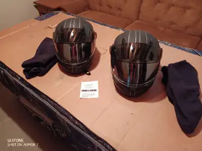 2 Casques Modulaire GMAX 44S PRIX:115.00 CHAQUE 1:XXXL 1:XS Utilisés une seule fois. À l'état NEUF L...