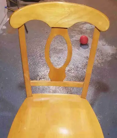 J'offre deux chaises de cuisine/salle à manger en bois et robustes, parfaites pour ajouter une touch...