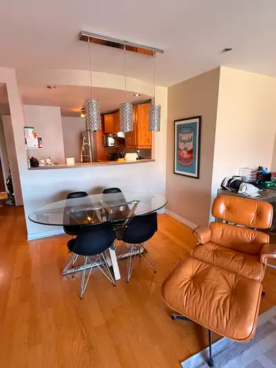 Condo de 800 pi situé près de l'ETS et du métro Lucien L'Allier. et de nombreux services: épicerie,...