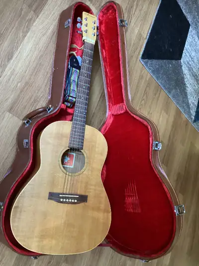 Classic Norman Folk size Guitar, made in Canada. Beautiful wood construction, spent more time in sto...