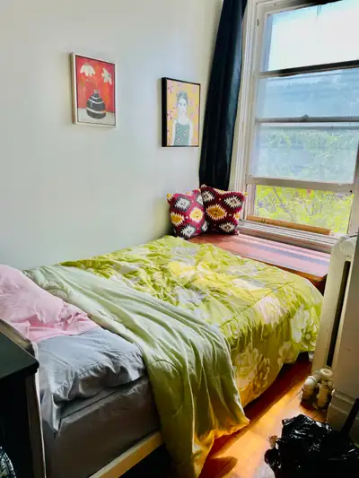 Studio entièrement meublé et équipé, situé directement sur l’avenue du Mont-Royal, au cœur du Platea...