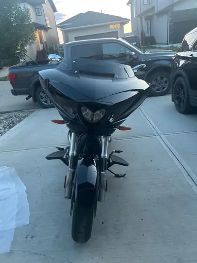 2014 Victory Cross Country in Black 2nd owner, clean title - SK saftied Heater grips, Cruise control...