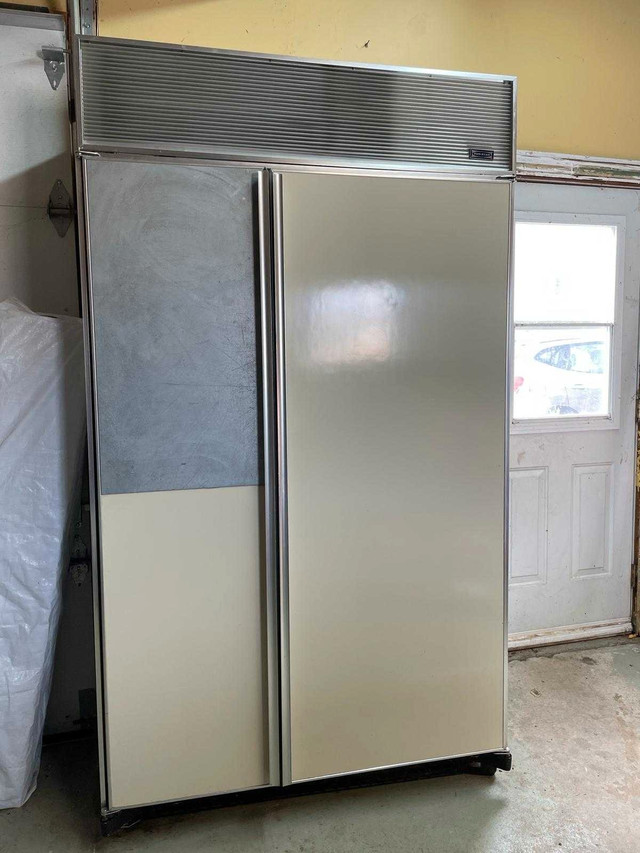 Subzero fridge  dans Réfrigérateurs  à Ouest de l’Île