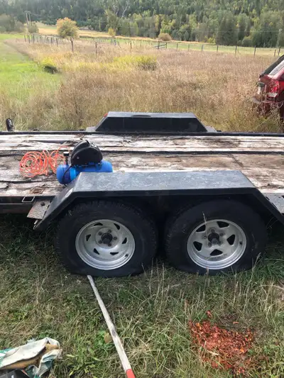 This 2012 Homema 18-foot flat deck utility trailer features a 3181 kg GVWR and comes fully registere...