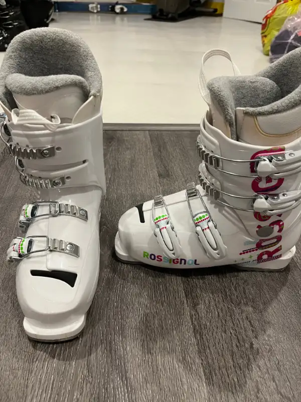 Ski boots, helmet, skis, gloves in Ski in Oakville / Halton Region - Image 2