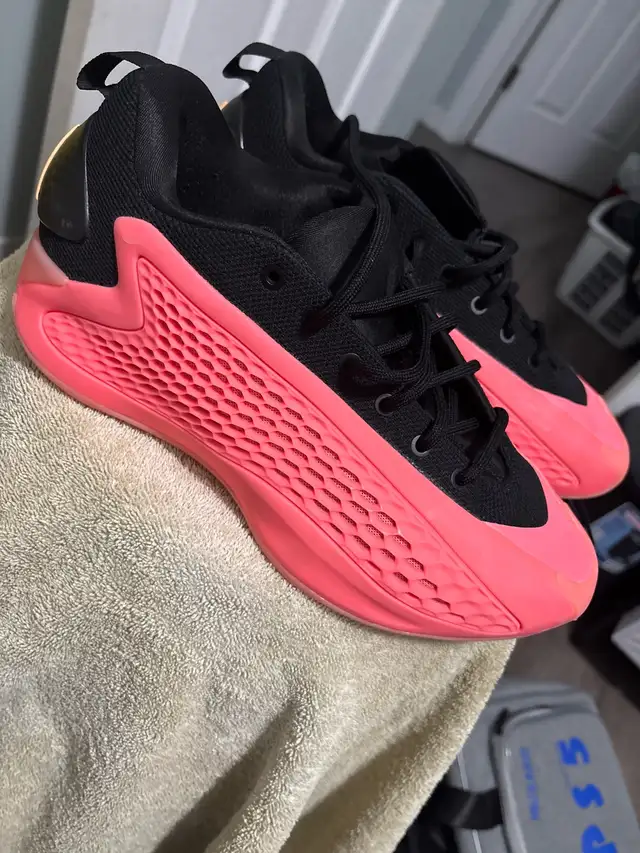 kids basketball shoes in Basketball in Calgary - Image 2