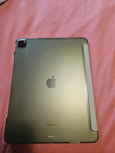 Ipad pro! Hi, im selling my ipad pro (6th gen) since I upgraded, I only used it for 7 months. 128GB,...