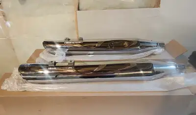 Vance & Hines Twin Slash Slip on for sale , ran them for 1000km. Next to new no scratches.
