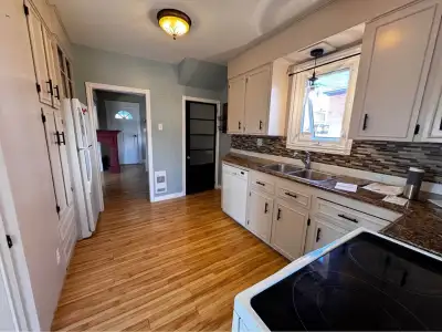 Single House with backyard & Parking in East Saint John 3 bed+ 1.5 baths . 1400 SQF ✅Available immed...