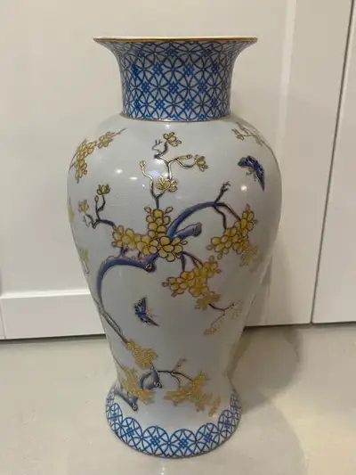 Beautiful porcelain vase never used pick up any Etobicoke Kipling in Eglinton