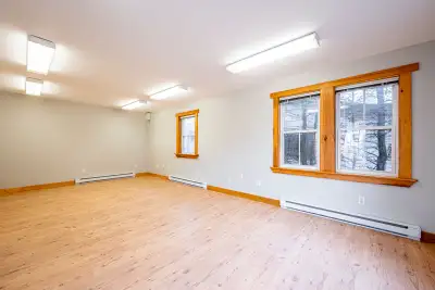 STUDIO WORKSHOP - BEDFORD - JULY 1 - FOR RENT
