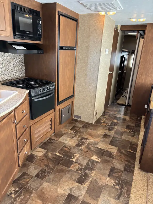 2014 Venture SportTrek 322VBH – Rear Bunkhouse, Outdoor Kitchen, in Travel Trailers & Campers in Regina - Image 7