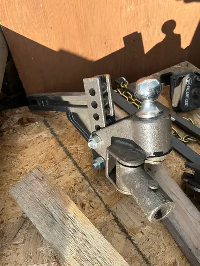 Blue Ox weight distributing hitch, leveling jacks, levelling blocks. $800 for everything.