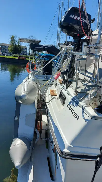 Bateau Zodiac Titan en bon état, parfait pour pêche ou sorties sur l’eau. Vient avec moteur Mercury...