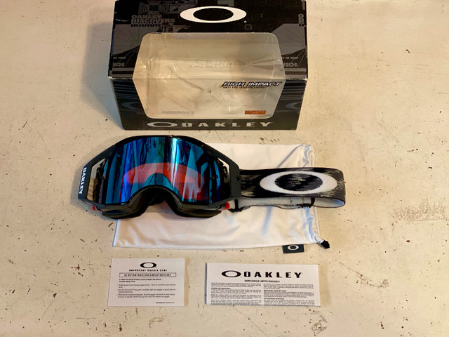 Brand New Oakley Airbrake MX Goggles With Sapphire Iridium Lens in Other in Markham / York Region - Image 2