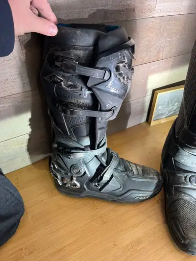 Fox Instinct black boots size 10. Boots are in great shape. As our son only wore a few times.