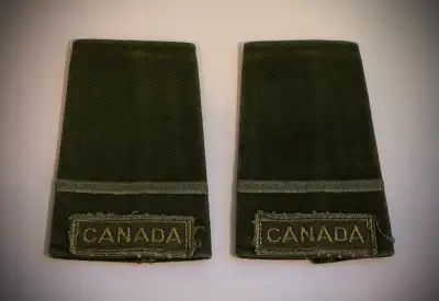 Canadian Armed Forces • Military • Army • Epaulets / Epaulettes • Shoulder Boards • Uniform Listing...