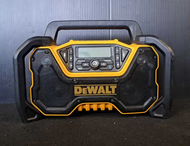 Dewalt Speaker DCR028 (32549776) in Speakers in Calgary - Image 2