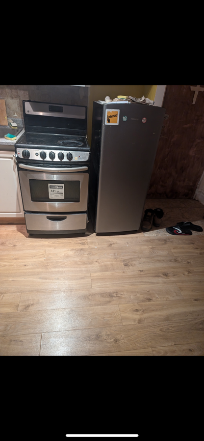 Cuisinière GE noir céramique 24po et frigidaire Danby 21p (225$), View more