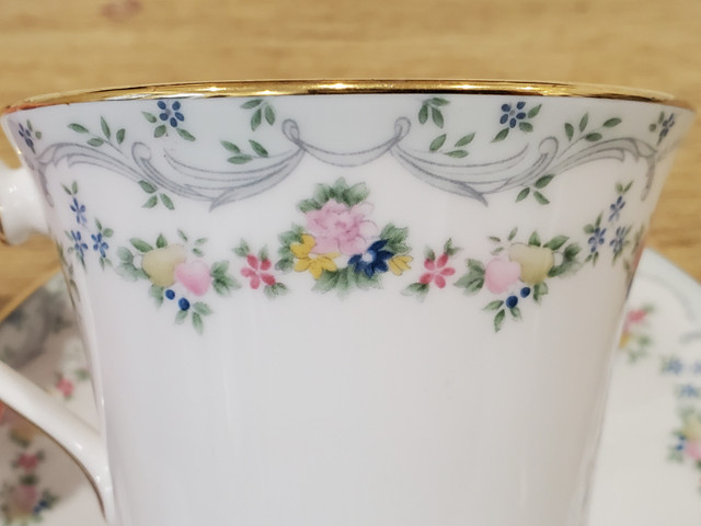 Royal Doulton Teacup & Saucer 1988 "Candice"  H5142 in Arts & Collectibles in Edmonton - Image 3