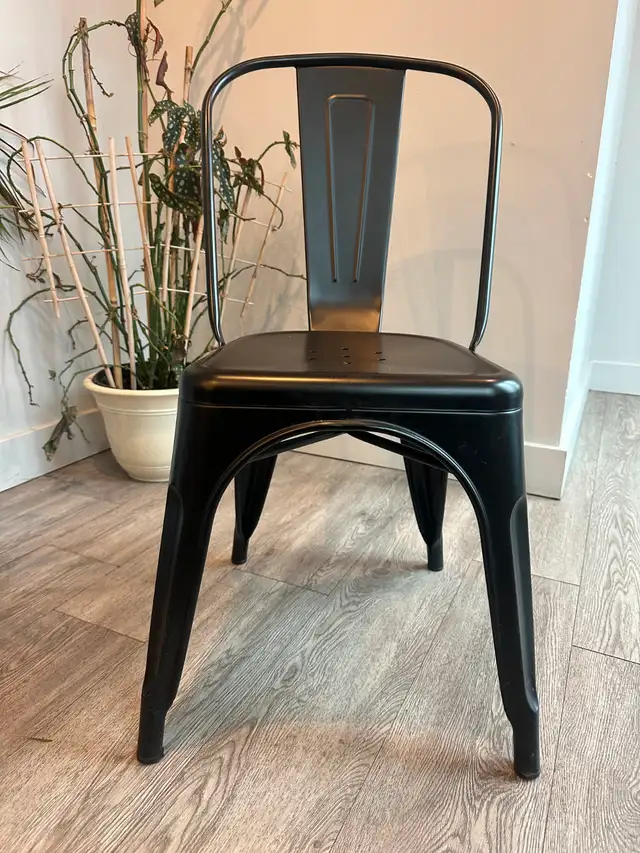 11 black metal chairs in Chairs & Recliners in Kelowna - Image 4