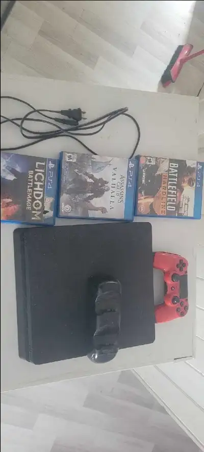 Playstation 4, 2 jeux, et unr manette, View more