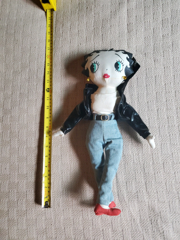 Betty Boop, poupée rockeuse en tissu 16",coussin 12x12, tableau  dans Art et objets de collection  à Laval/Rive Nord - Image 2