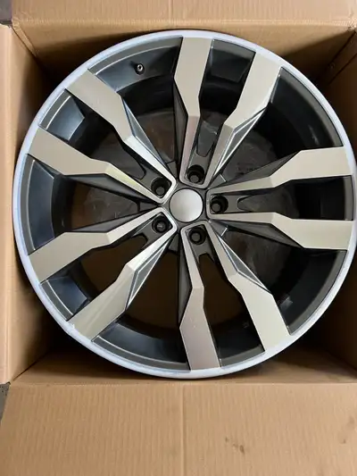 4 (four)Wheels light alloy 20po Bult pattern 5X112 In meant condition only used 1 year 4(quatre) Rou...