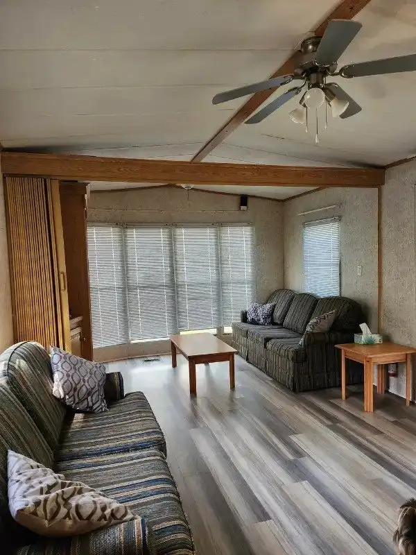 2005 Huron Ridge Resort 40 foot x 12 wide Sleeps 6 (KAWARTHAS) in Park Models in Kawartha Lakes - Image 3