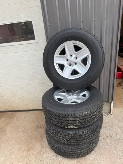 Jeep wrangler JL set of 4 rims and tires new take offs Bridgestone Dueler h/t 245/75r17