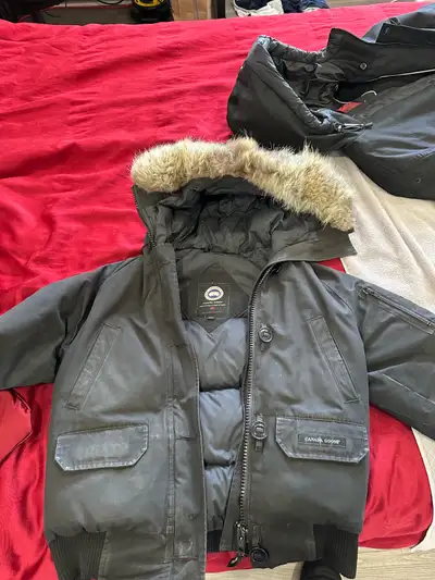 Très bas prix car le manteau est en mauvais état besoin d’un nettoyage et des cousures sur poignet