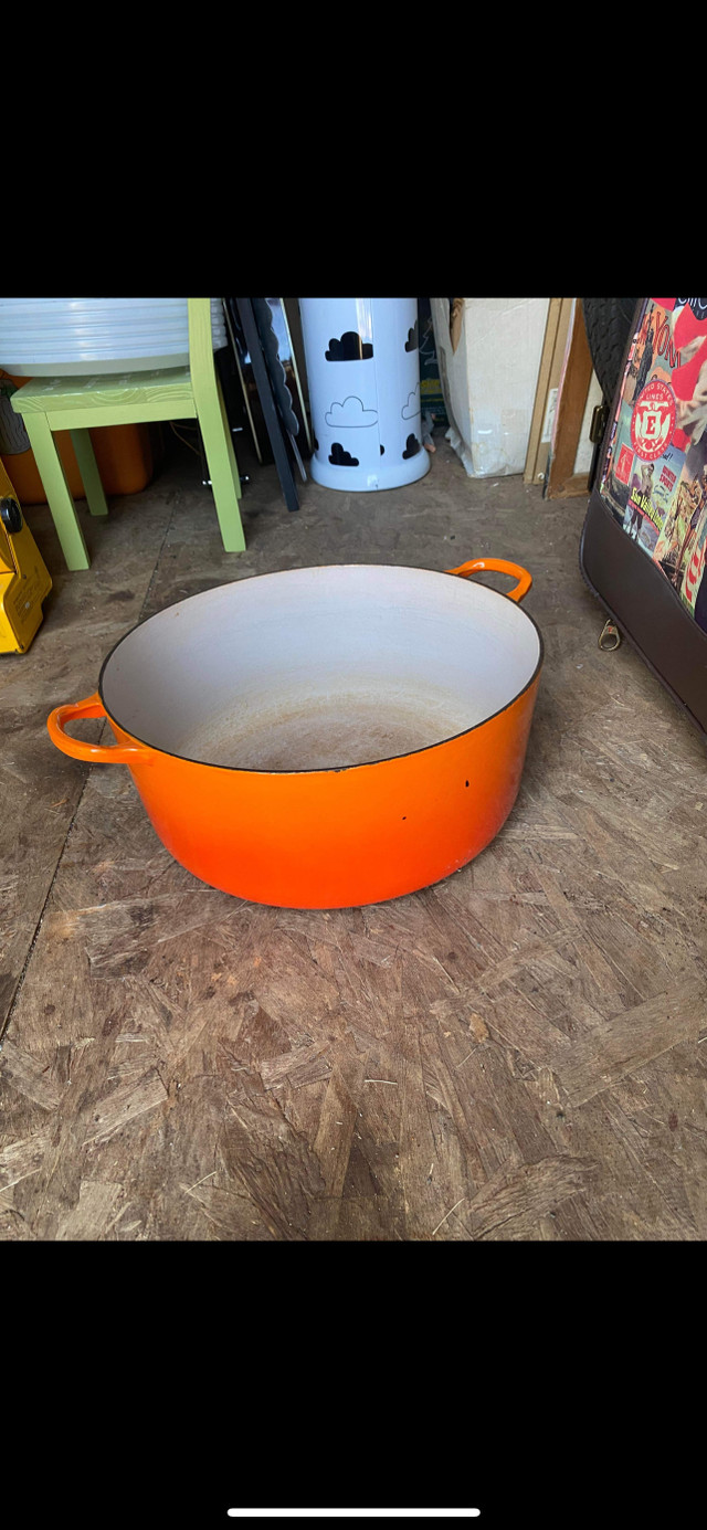 Le creuset large pot  in Kitchen & Dining Wares in Saint John