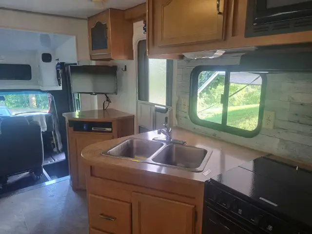 2005 GMC C5500 motorhome 2wd in RVs & Motorhomes in Vernon - Image 9