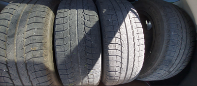 Pneus d’hiver 235/55/R18 incluant les mags GMC Ensemble de 4 pneus d’hiver Michelin montés sur mags...
