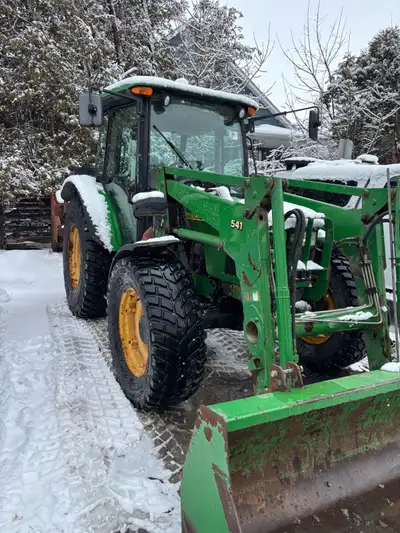 Tracteur john deere modèle 5420 avec pelle 96 po Souffleur 96 po et fourche avant de 48 po 81 ho Die...