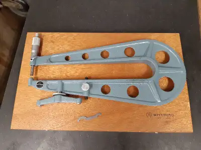 * Mitutoyo 0-1” deep throat sheet metal micrometer * has a built in foot for ease of use * 13" throa...