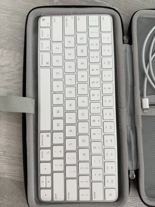 Apple Magic Keyboard with case in Mice, Keyboards & Webcams in City of Toronto - Image 3
