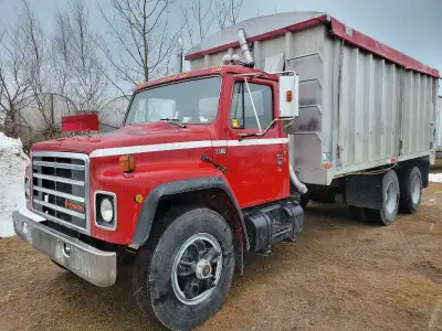 1987 International S1954, DT466 210hp engine, 13spd manual transmission, 12 front, 38 rears, 18' alu...