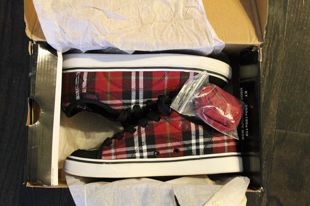 Vans Women’s DD-66 Red Plaid, size 5 -NEW in Women's - Shoes in City of Toronto - Image 3