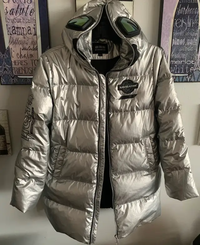 Unisex children/women metallic silver puffer “alien”, 165/84 in Kids & Youth in City of Toronto - Image 11