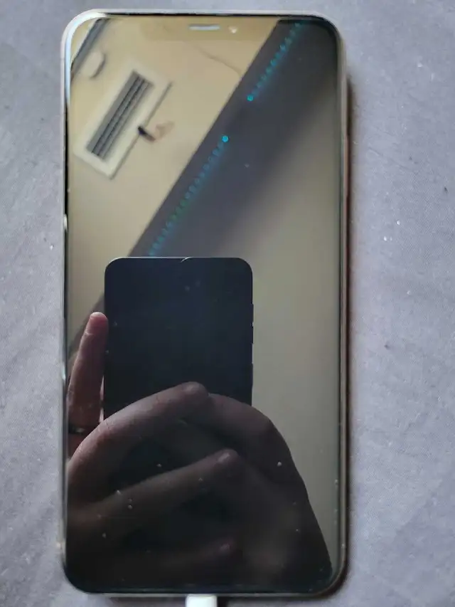 iPhone XS Max in Cell Phones in Kingston - Image 3