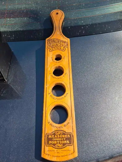 This vintage wooden spaghetti noodle tool is perfect for measuring out portions. A charming addition...
