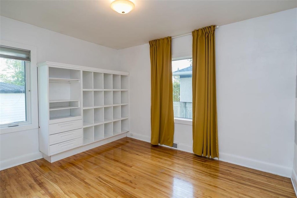 2 bedroom house for rent--GREAT NEIGHBOURHOOD! 4