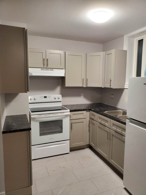 New Bachelor/Studio apartment available now or July 1st. 1050 Long