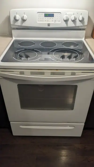 Cuisinière Kenmore avec dessus en vitro céramique! Très bonne condition générale excepté un peu de r...