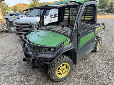 2021 John Deere Gator XUV 835R 710 HR's 7300 KM's Mileage and hr's will go up a bit well in use Tint...