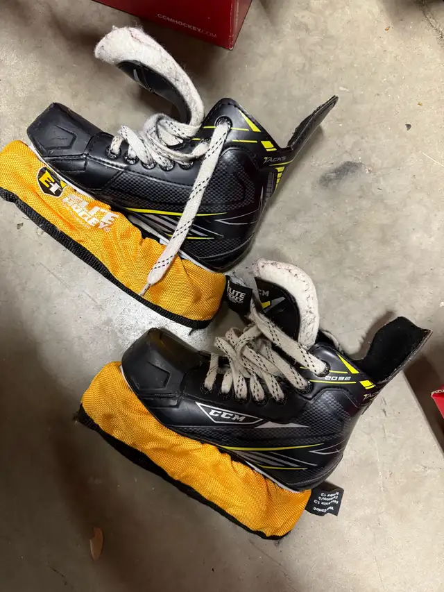 CCM Tacks 2092 skates youth size 12  in Skates & Blades in Kitchener / Waterloo - Image 3