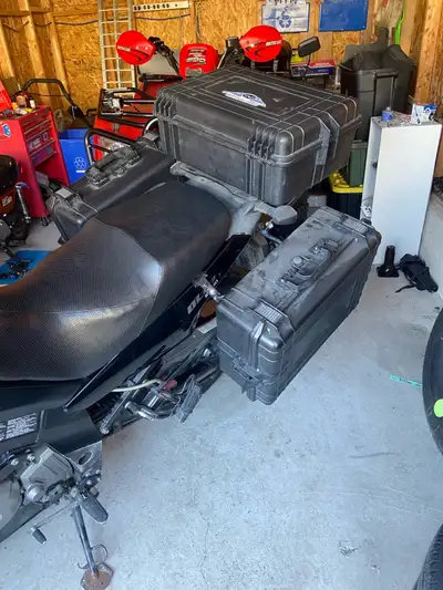 Will come with hardware and cases off a 2007 DL 650 V Strom