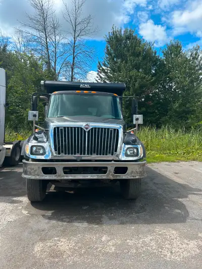camion inter 10 roues benne basculante avec 3 ouvre porte arrière pas accidenter besoin moteur seule...