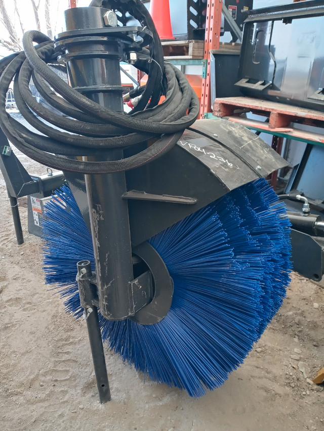 Wolverine Brush Sweeper in Other in Portage la Prairie - Image 4